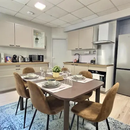 Downtown Cozy 2 Bedrooms Public Parking 아파트 *