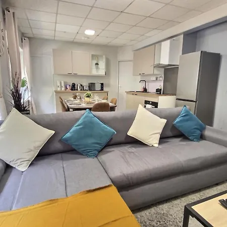 Downtown Cozy 2 Bedrooms Public Parking * 르망